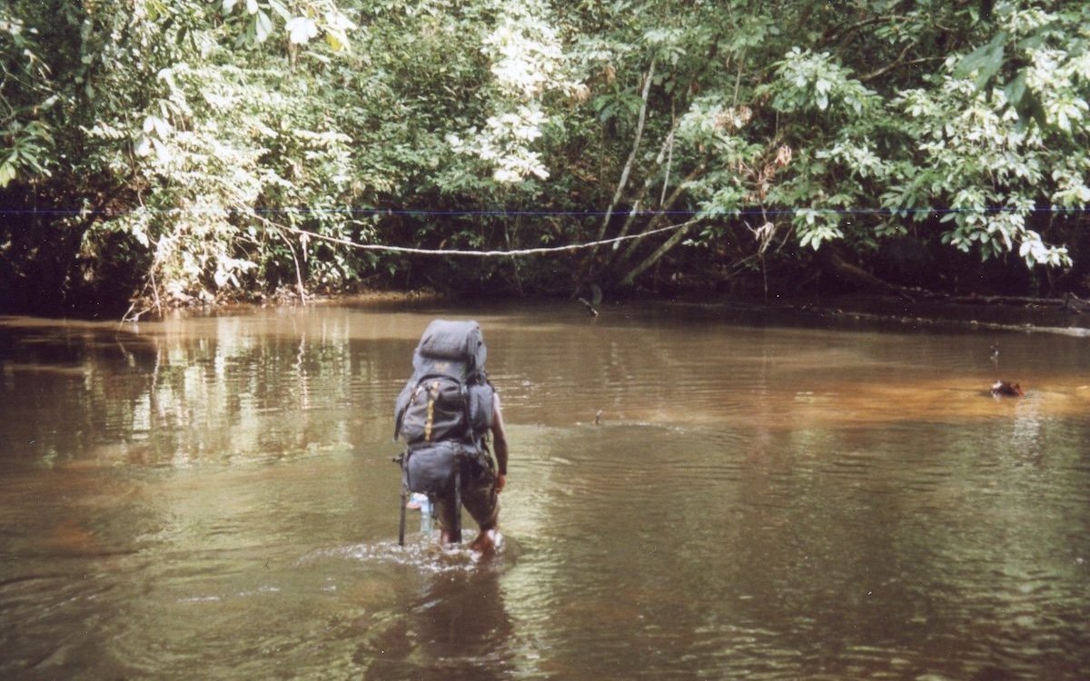 Ein langer Marsch von Epulu bis in die Nähe des Mewa-Edos im Ituri Wald zum Taubenwunder. 