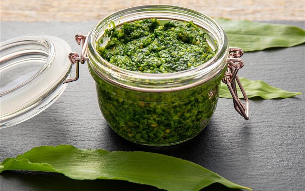 Bärlauch kann als Pesto für ein paar Monate haltbar gemacht werden. 