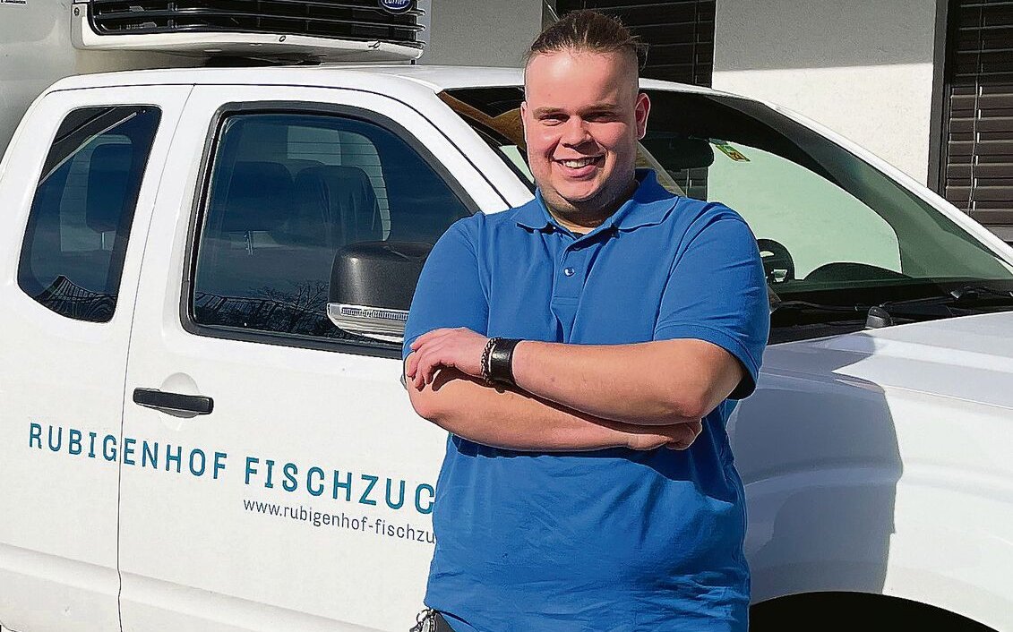 Simon Stöckli ist Teil des 10-köpfigen Teams und kümmert sich um die Fische.