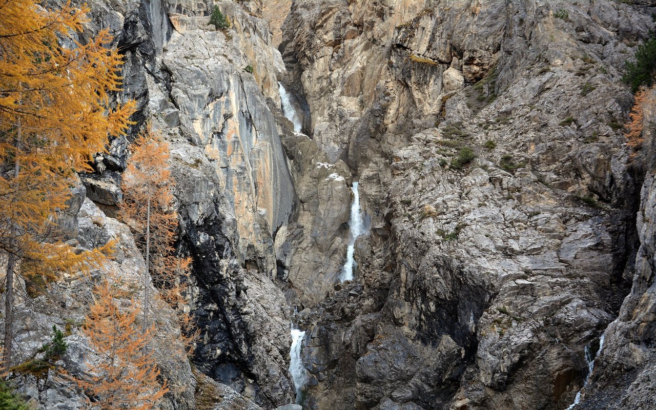 Der Ducan Wasserfall stürzt in drei Stufen über Hundert Meter in die Tiefe.