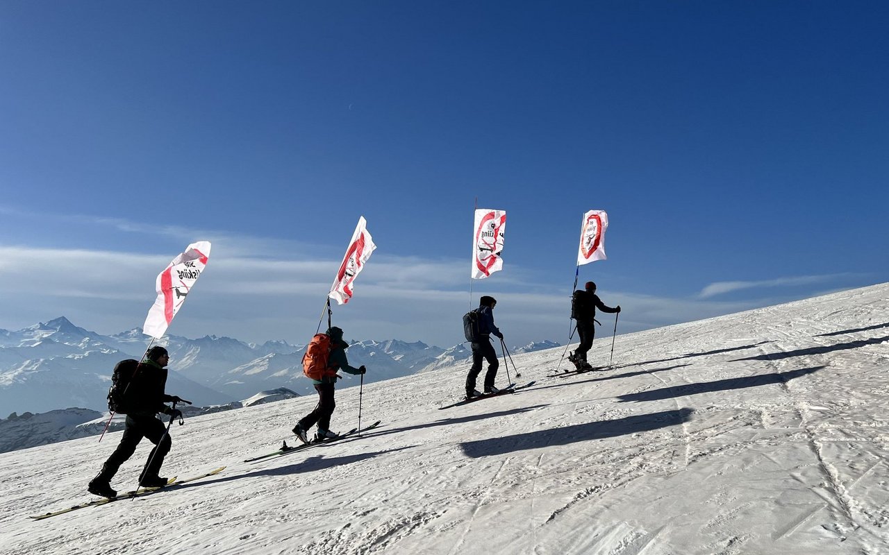 Mit der jährlich stattfindenden "Stopp-Heliskiing-Demo", kämpft Mountain Wilderness Schweiz gegen das Heliskiing.