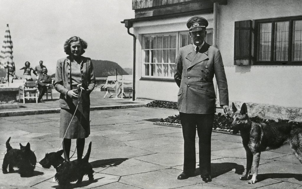 Adolf Hitler und seine Frau Eva Braun mit ihren Hunden. Dieses Bild wurde im Zeitraum 1937-1943 aufgenommen.
