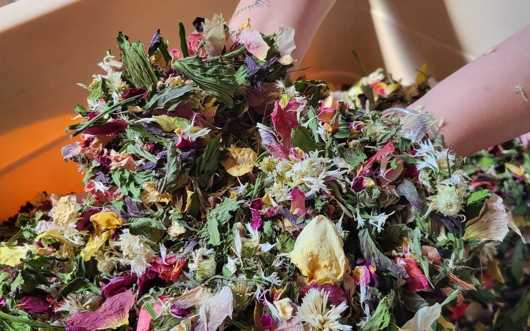 Die verschiedenen Gewürze werden behutsam von Hand vermischt.