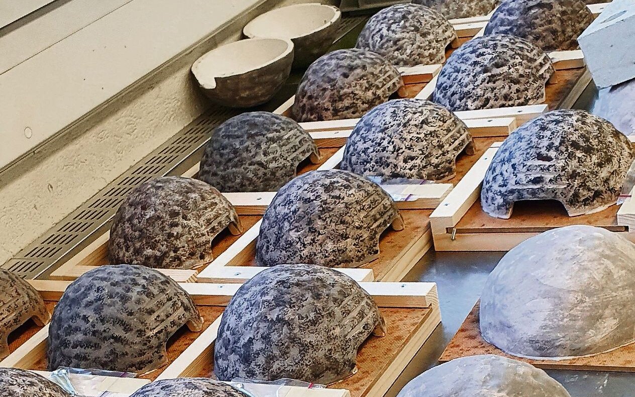 Im Winter werden Kunstnester für Schwalben und Segler und weitere Vogelarten in einer Werkstatt eines Vereinsmitgliedes gebaut.