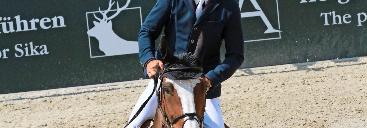 Olympiasieger Steve Guerdat macht es vor: Mit seinem Blick gibt der Reiter dem Pferd die Richtung vor und steuert seine Bewegungen.