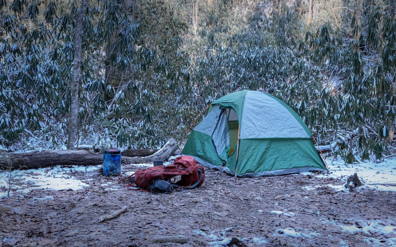 Übernachtet wird in einem Zelt, meist ohne Lagerfeuerromantik.