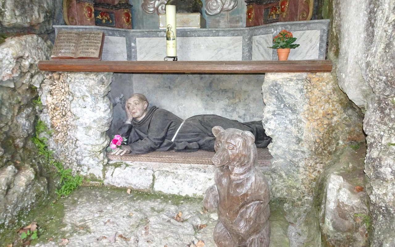 Oberhalb von St. Ursanne befindet sich die Grotte, wo Ursicinus mit dem Bär gewohnt haben soll. 