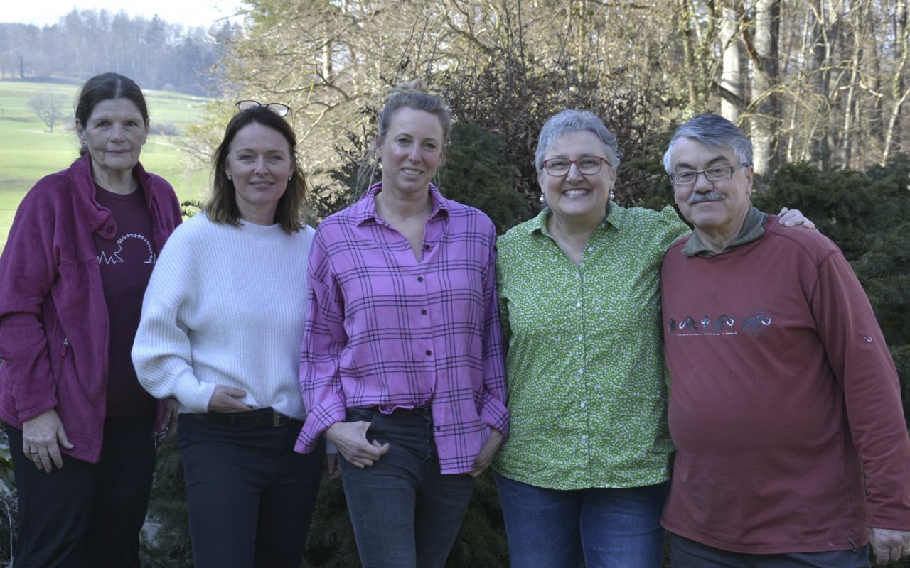 Franziska Huber, Pflegerin mit kantonaler Bewilligung und Co-Präsidentin; Doris Nagl, Pflegerin mit kantonaler Bewilligung; Stefanie Tremmel, Leiterin Igelstation mit kantonaler Bewilligung und Co-Präsidentin; Manuela Hochuli, Gründungsmitglied; Peter Bieri, Bauleiter Igelställe.