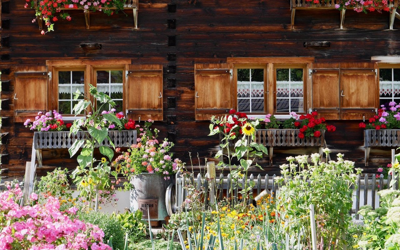 Ein traditioneller Bauerngarten liefert Pflanzideen.