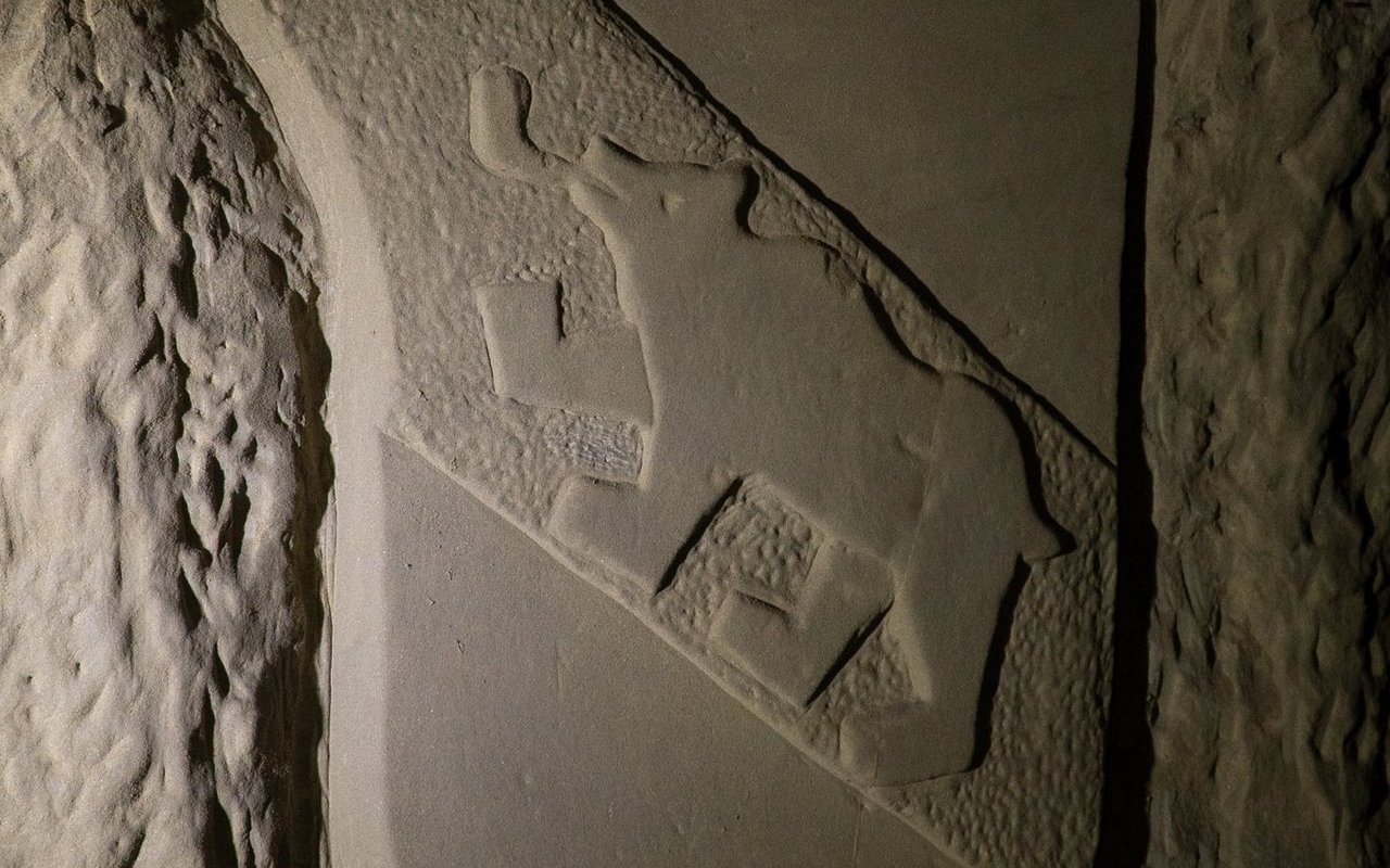 Das Berner Wappen in Sandstein gemeisselt.