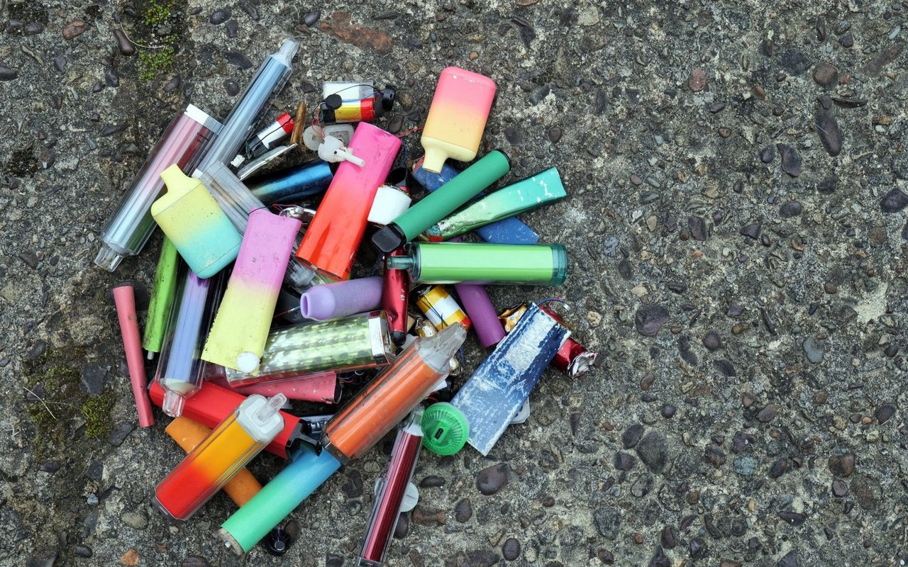 Seit 2010 hat sich der Elektroschrott fast verdoppelt. Besonders kleine Geräte wie Einweg-E-Zigaretten landen häufig unsachgemäss im Hausmüll oder gar in der Umwelt.