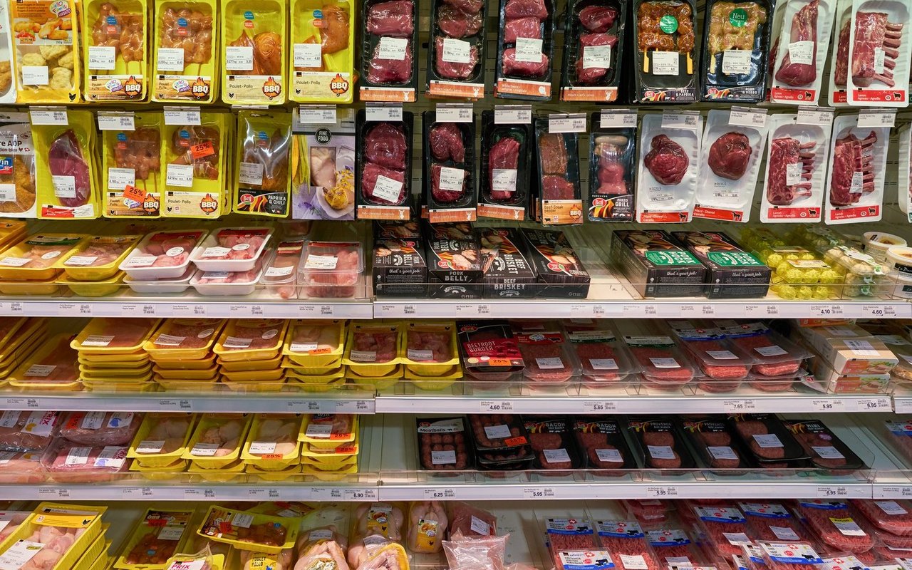 In den Fleischregalen von Detailhändlern wie Coop sind unterschiedlichste Labels zu finden.