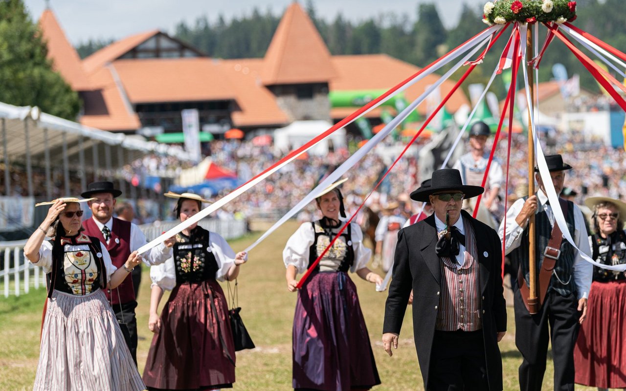 Es findet immer ein traditioneller Folkloreumzug statt.