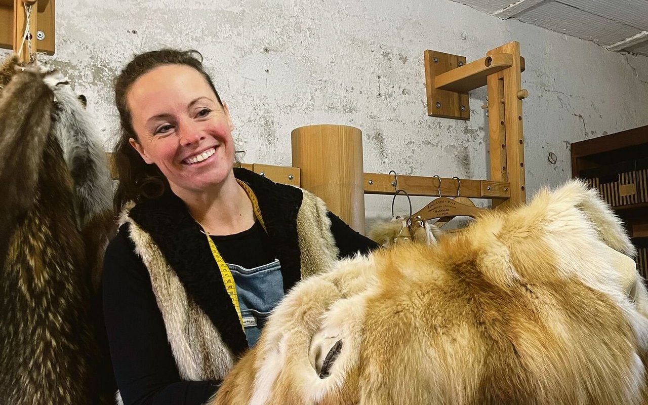 Kürschnerin Marie-Louise Stämpfli-Henney präsentiert Fuchsfelle, die aus der heimischen Jagd stammen. 
