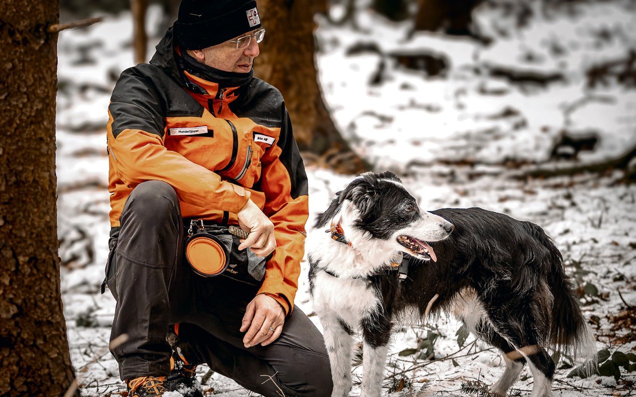 Die anspruchsvolle Suche nach Vermissten stärkt die Bande: Markus Willi mit Bilou.