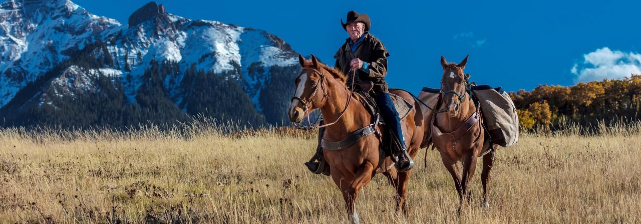 Nicht nur für Cowboys mit Packpferden: Das Reiten mit Hand­pferden ist auch bei uns eine gute Möglichkeit, zwei Pferde auf einmal zu bewegen.