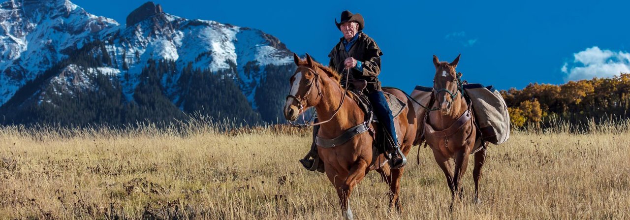 Nicht nur für Cowboys mit Packpferden: Das Reiten mit Hand­pferden ist auch bei uns eine gute Möglichkeit, zwei Pferde auf einmal zu bewegen.