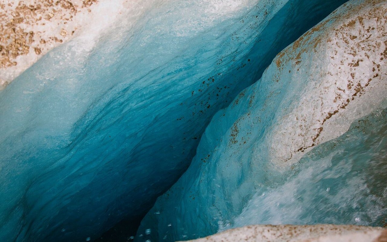 Der Aletschgletscher ist der grösste Gletscher der Alpen. Er wirkt zwar ruhig, ist aber in Bewegung. Mit bis zu 180 Metern pro Jahr fliesst stetig er talwärts.