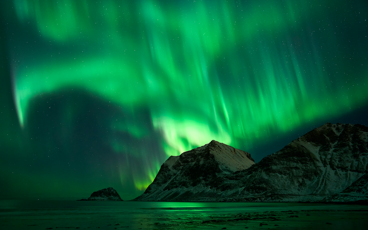 Polarlichter sind auf beiden Seiten der Erde gleichzeitig als Nord- und Südlichter sichtbar .
