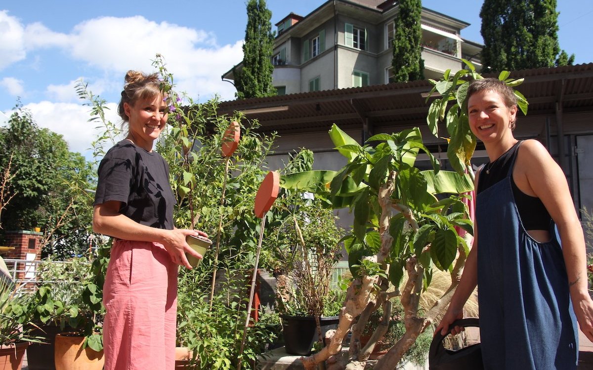 Kristina Hodel und Nora Hürlimann betreiben das Pflanzenbrocki in Bern. 