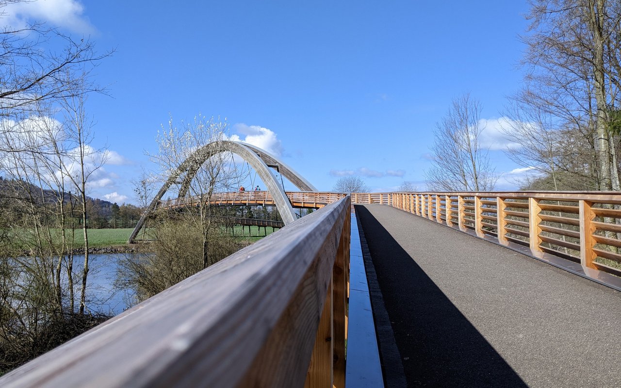 Die Holzbrücke hinter Ins symbolisiert den "Röstigraben".