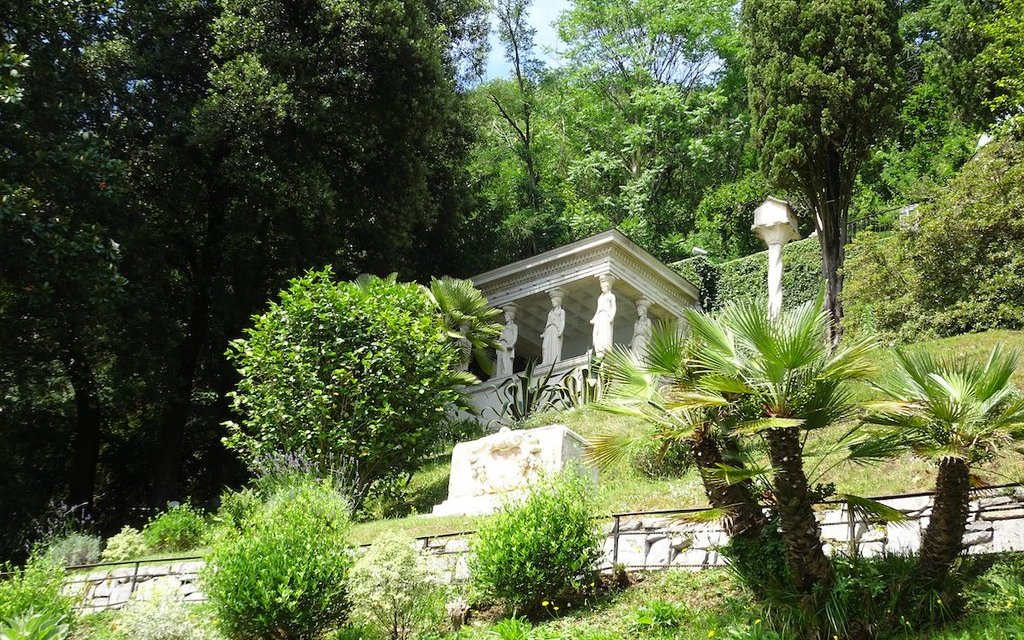 Eine Nachbildung eines Nebentempels bei der Akropolis in Athen im Parco Scherrer, vorne rechts entfalten sich Zwergpalmen. 