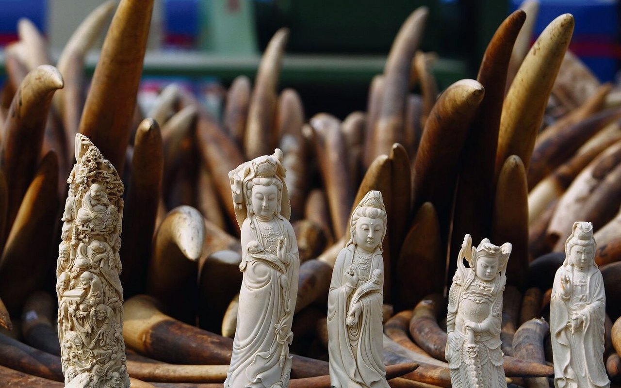 Ein Strassenmarkt in Guangzhou, China. Kunstvolle Souvenirs locken zum Kauf. Doch welche davon darf man auch in die Schweiz mitnehmen?