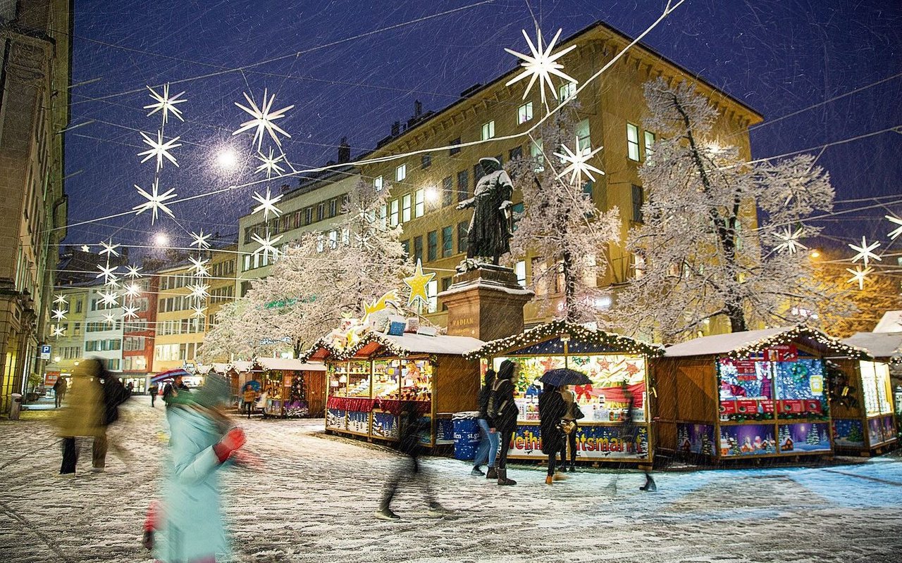 In St. Gallen hängen knapp 700 Sterne über den Strassen der Innenstadt, funkeln in einer eigens für die Sternenstadt erdachten Choreografie.