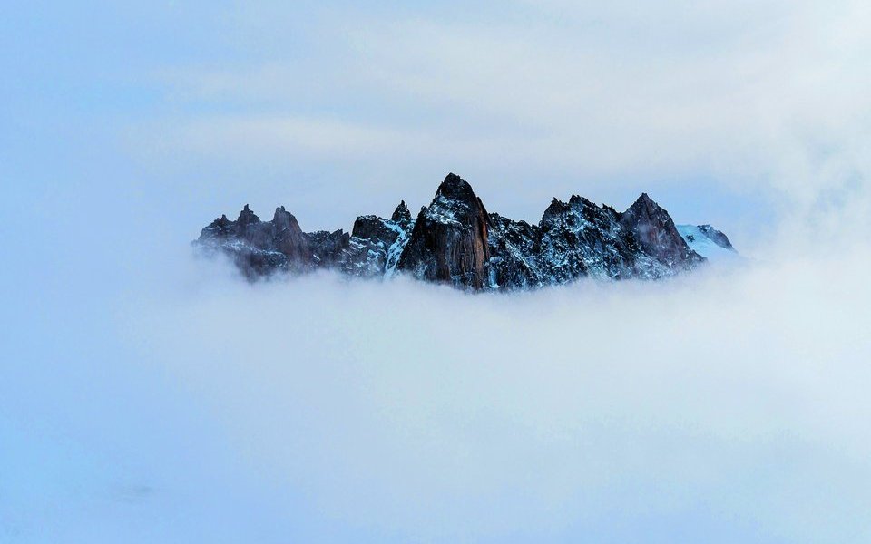 Die Aiguilles Dorées, eine Bergkette der Mont-Blanc-Gruppe, ragen aus dem Wolkenmeer. 