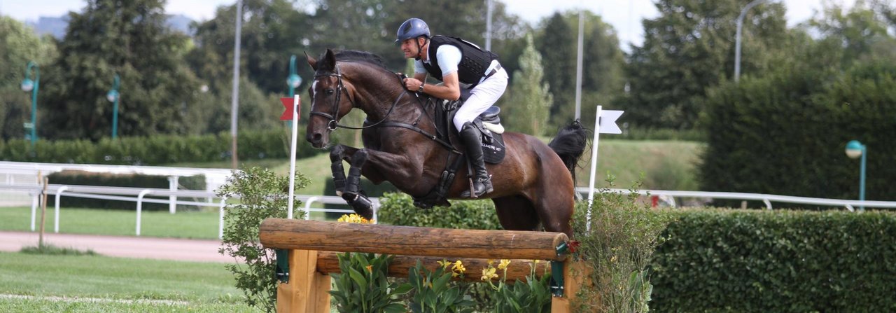 Patrick Rüegg mit seiner Hannoveraner Stute Fifty Fifty an einem Masterclass Swiss Eventing Training 2020 im IENA Avenches.