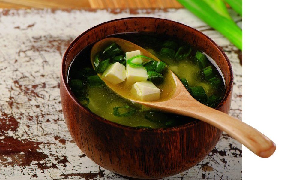 Die Suppe ist das bekannteste Miso-Produkt bei uns. Doch die Paste kann man für vieles mehr verwenden.
