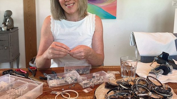 Jedes Armband kostete Schiess mehrere Stunden Handarbeit. 