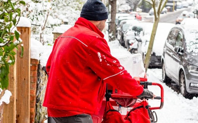 Auch heute noch tragen Briefträger der Royal Mail in Grossbritannien rote Jacken und werden auch Rotkehlchen genannt. 