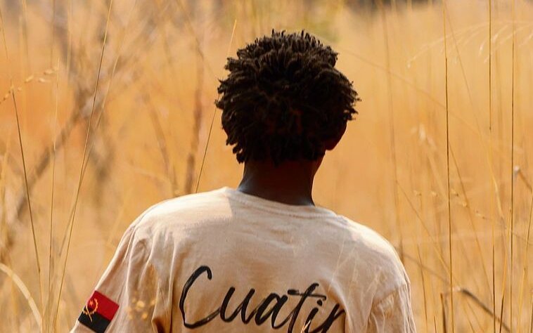 Medada beobachtet Elefanten – ein Moment, der Hoffnung schenkt, da diese Tiere in Angola durch Wilderer und Minen fast verschwunden waren.