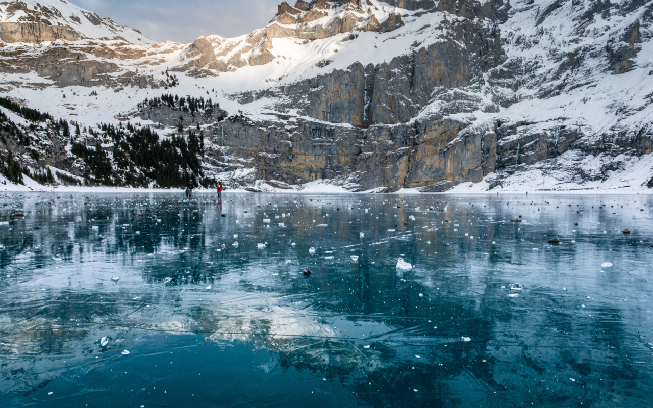 Zugefrorene Seen ziehen im Winter SchlittschuhläuferInnen an. 