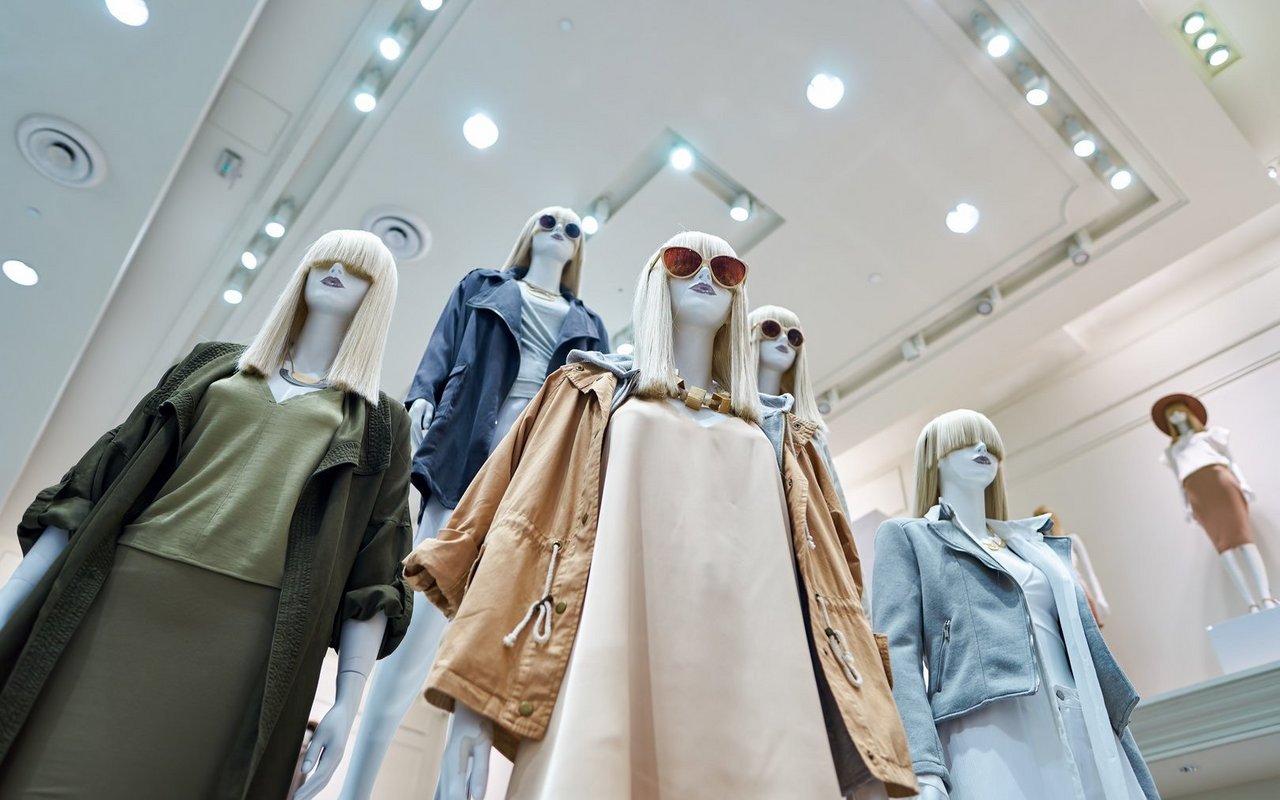 Fast-Fashion-Kleider lassen sich wegen synthetischen Mischgeweben nur schwer wiederverwerten.