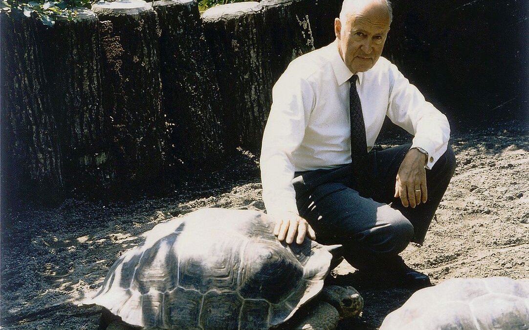 Heini Hediger mit Galapagos-Riesenschildkröte. 