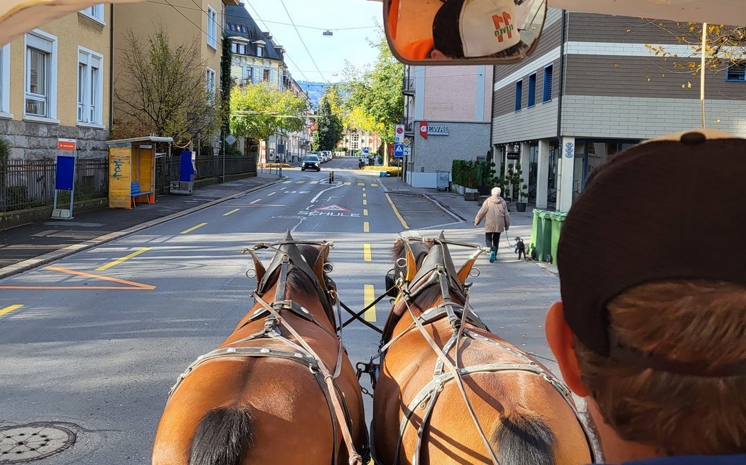 Joy und Beno lassen sich unterwegs weder von Velos noch von Autos von ihrer Arbeit ablenken.