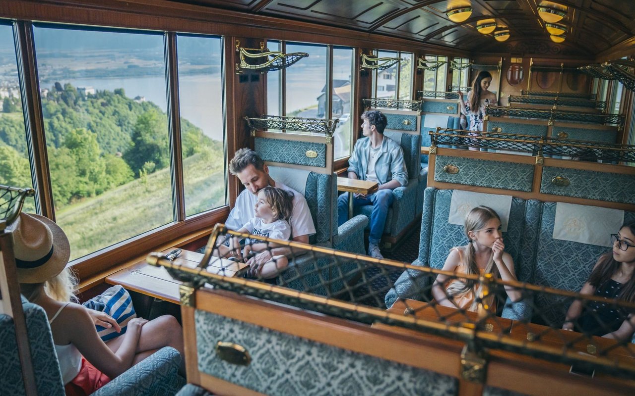 In den Wagen des Golden Pass Belle Epoque fühlt man sich in die Vergangenheit zurückversetzt.