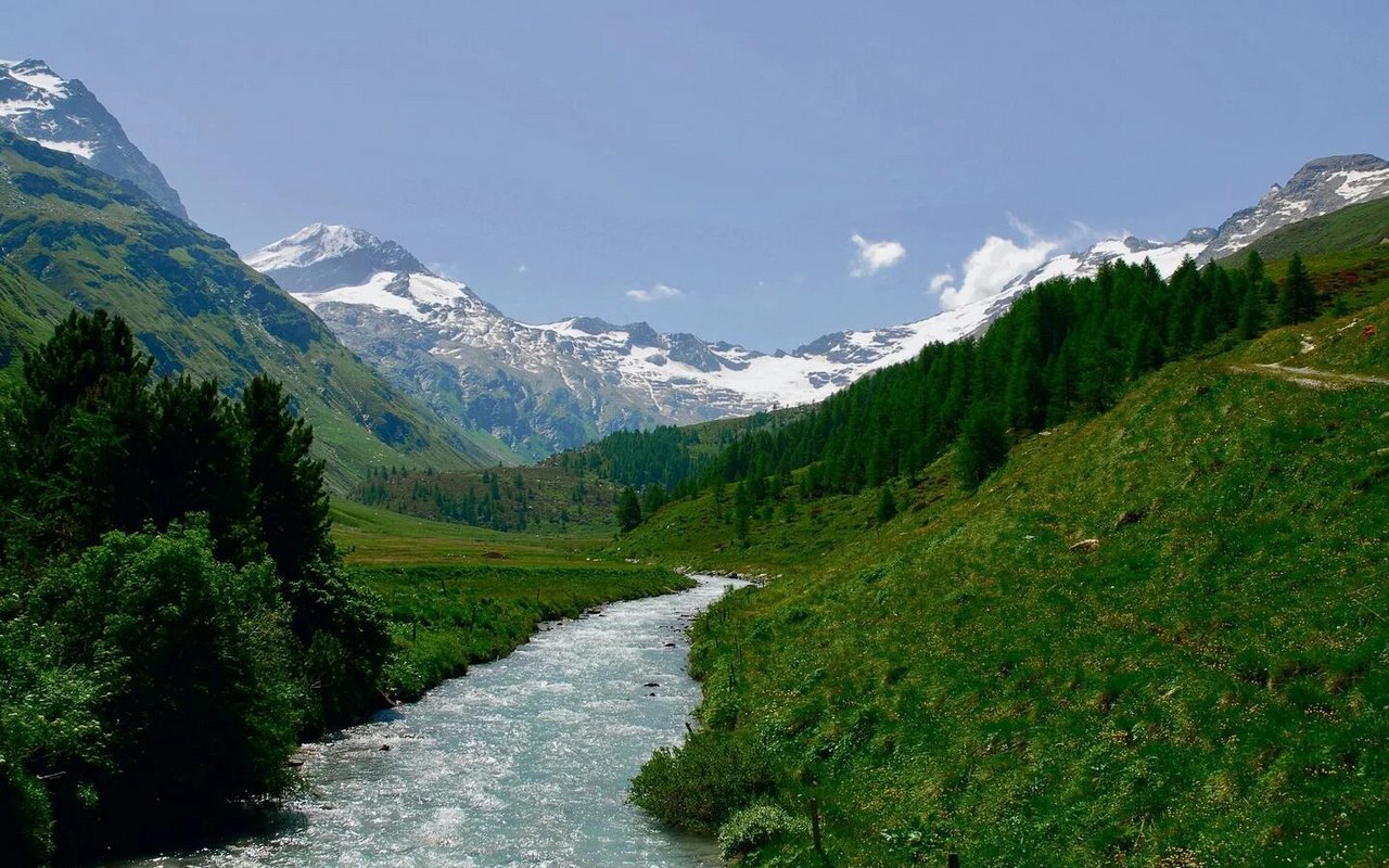Blick ins hintere Val Fex mit dem Piz Glüschaint (links).