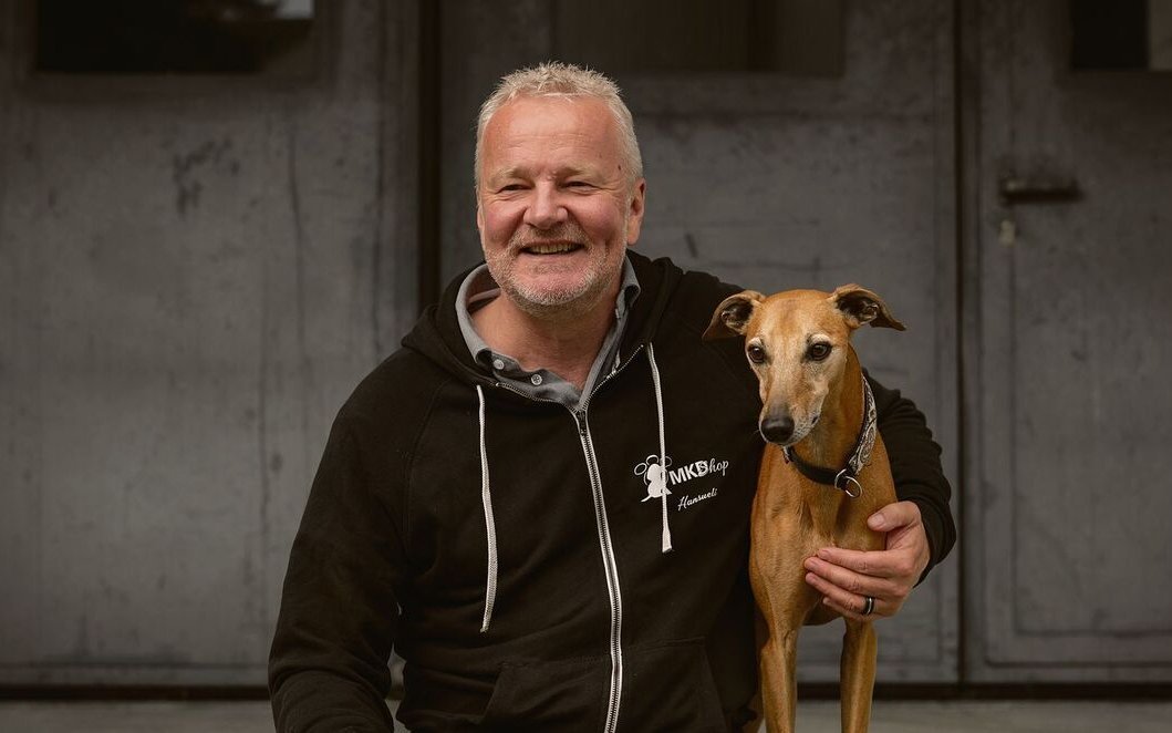 Hansueli Beer mit seinem elfeinhalbjährigen Whippet namens Yukon.