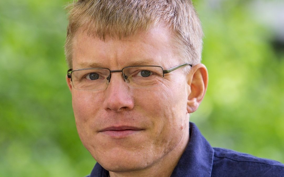 Prof. Dr. Jürgen Dengler ist Biologe und Professor für Vegetationsökologie an der Zürcher Hochschule für Angewandte Wissenschaften (ZHAW). Einer seiner Forschungsschwerpunkte ist die Frage, wie sich Artenvielfalt räumlich verteilt und welche ökologischen Gesetzmässigkeiten dahinterstecken. Zudem befasst er sich mit dem Schutz und der Wiederherstellung von Biodiversität und entwickelt sowohl theoretische Grundlagen als auch konkrete Ansätze für Naturschutz und Landschaftsmanagement.