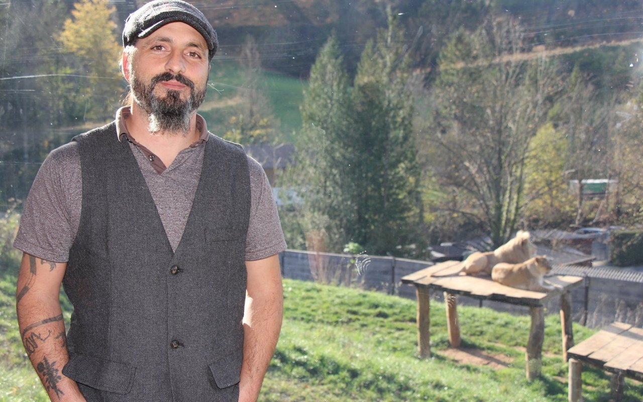 Marc Zihlmann vor dem Gehege mit den Löwen im Sikypark.