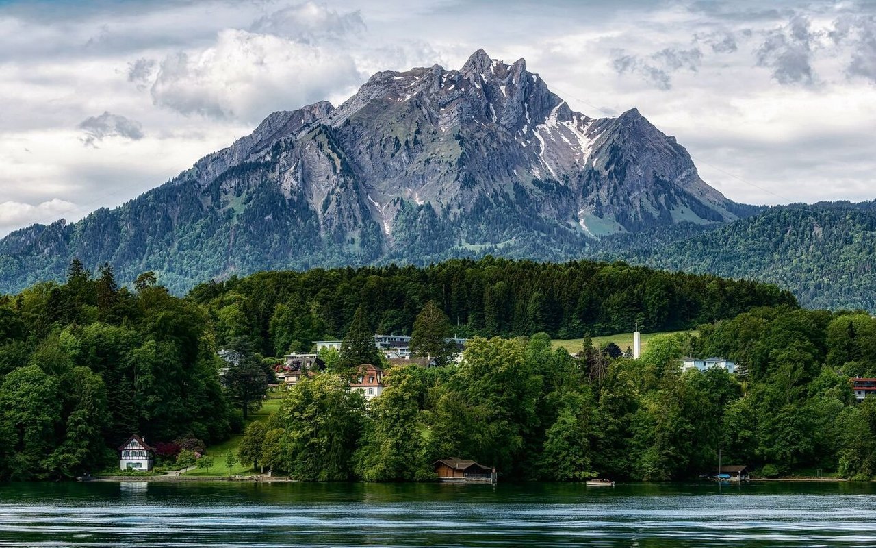 Ein Drache stürzte angeblich 1421 am Pilatus ab und hinterliess einen «Heilstein», dessen Wirkung sogar amtlich bestätigt wurde – der mysteriöse Luzerner Drachenstein gehört heute dem Kanton.