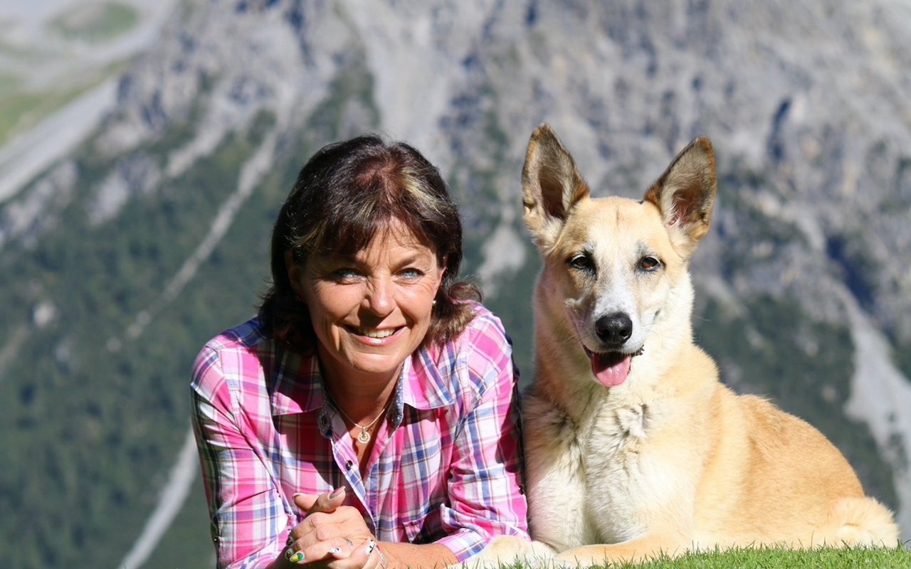 Monika Fasnacht mit ihrem 14-jährigen Hund Filou.