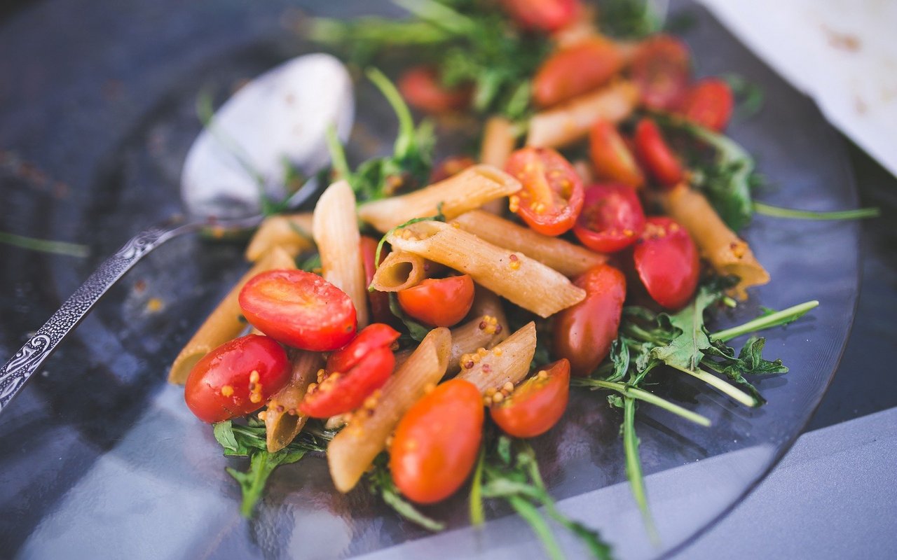 Es gibt verschiedene Arten pflanzenbasierter Ernährung. Vegetarier verzichten auf Fleisch und Fisch. Veganer verzichten auf jegliche tierische Produkte, dazu gehören alle Milchprodukte und Honig.