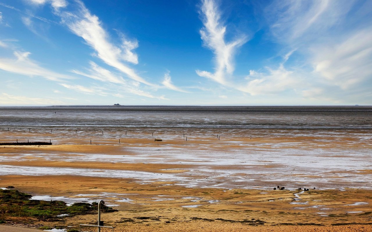 Den bei Niedrigwasser freiliegenden Grund der Nordsee bezeichnet man als Watt.