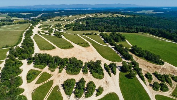 Das Übungsgelände der Schweizer Armee bei Bure JU besteht aus einer vielfältigen Mosaiklandschaft