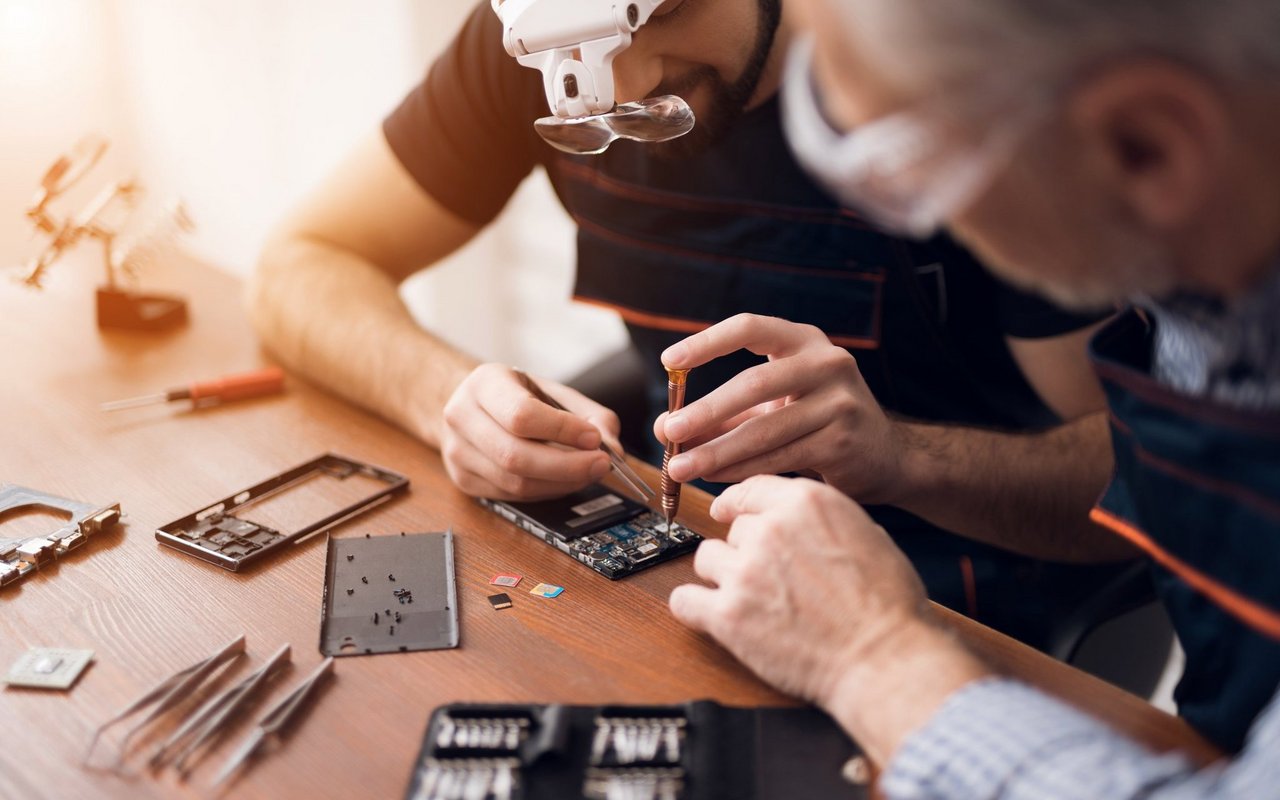 Im Repair Café kann man gemeinsam mit erfahrenen Fachpersonen das Löten lernen. 