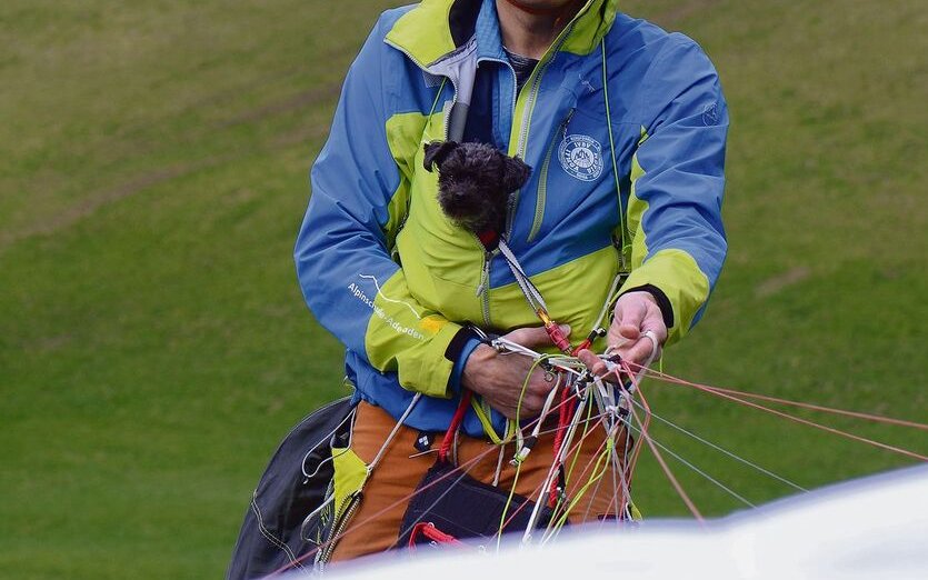 Peter von Känel hat zwei grosse Leidenschaften vereint: Hunde und Gleitschirmfliegen. 